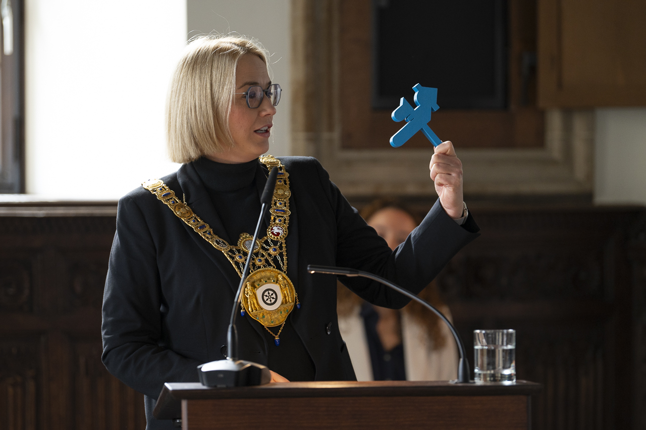 Osnabrück’s mayor, Katharina Pötter at the welcome reception sharing her personal “peace sign”